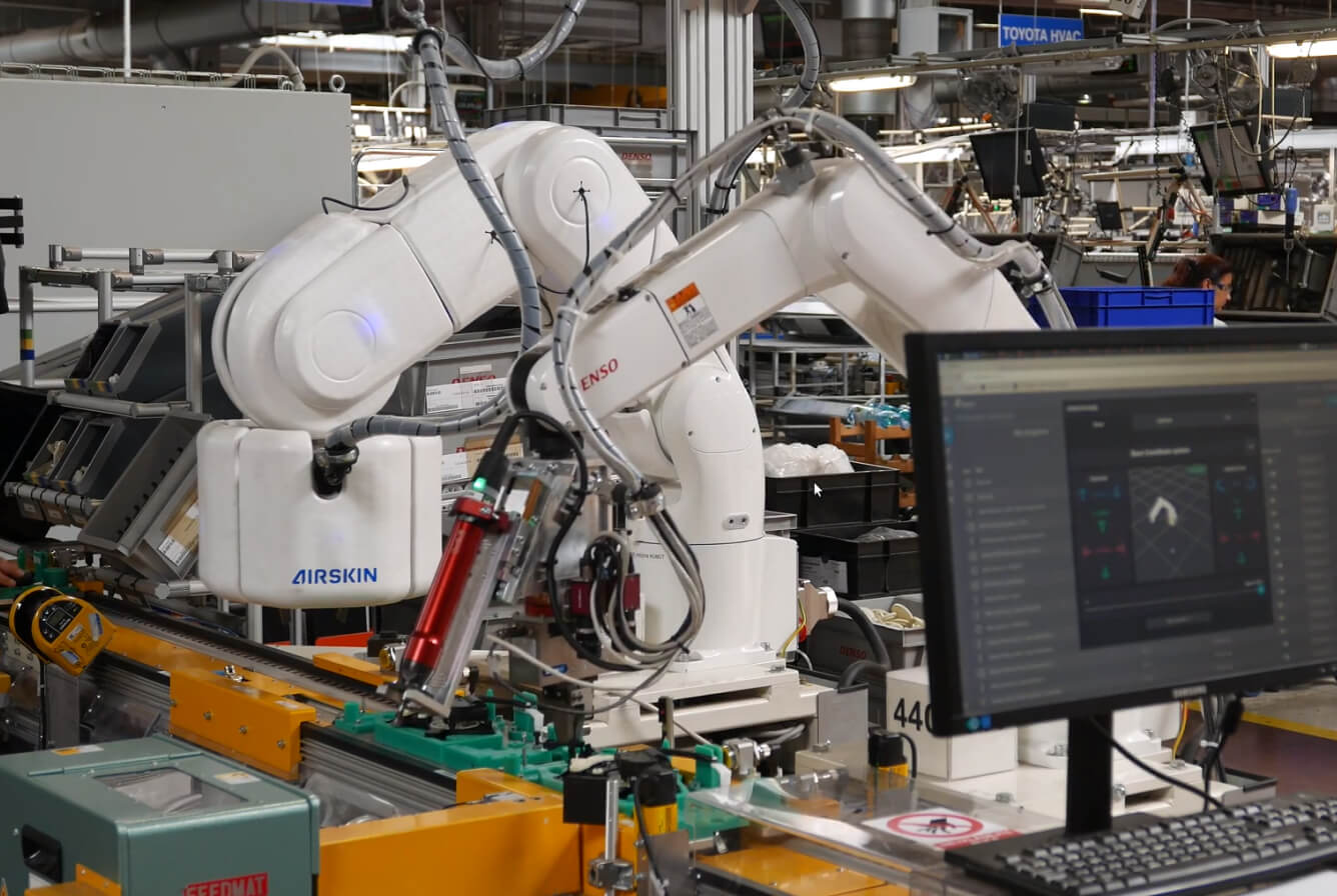 fenceless assembly application with a robot that is covered by airskin
