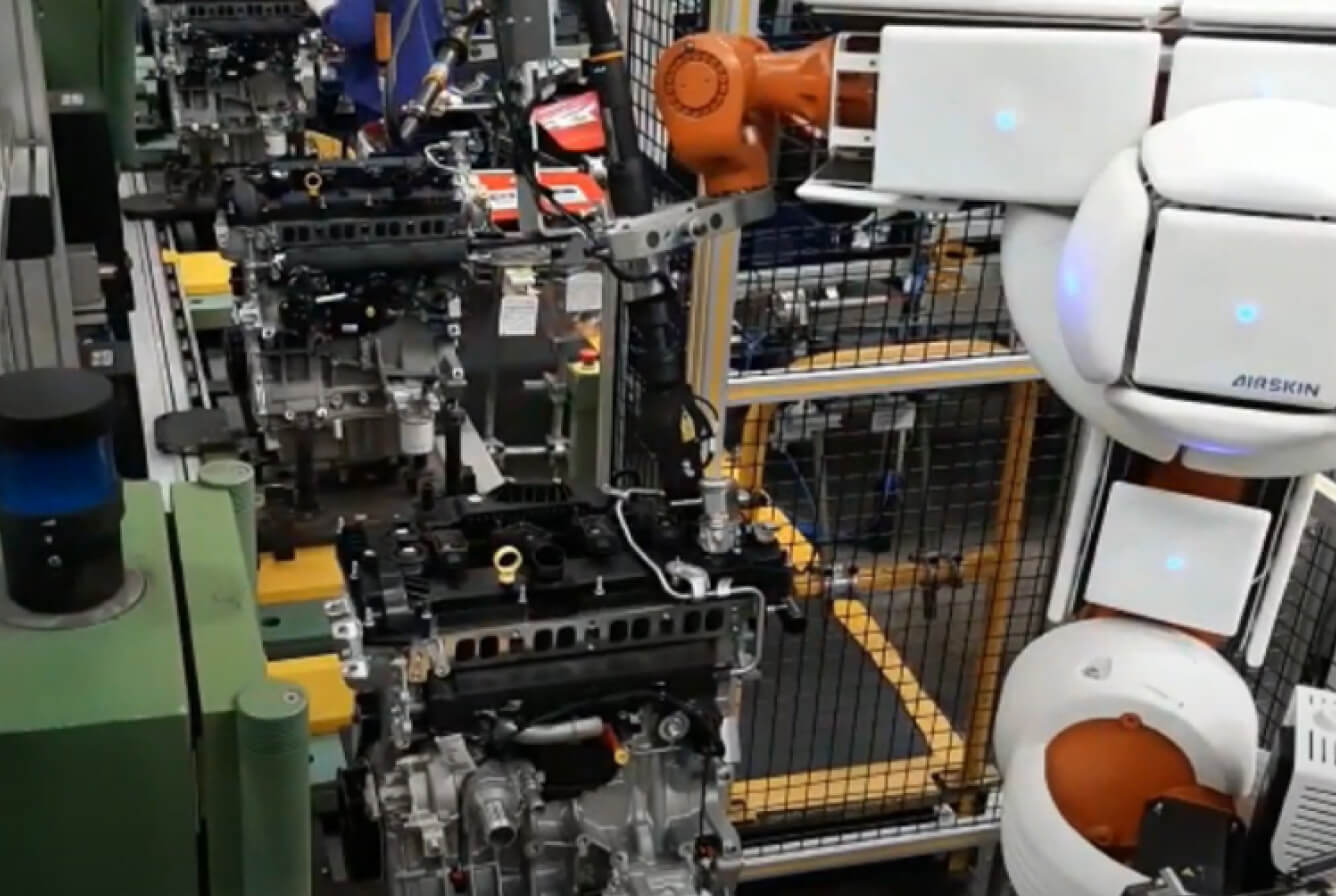 fenceless screwing application with a robot that is covered by airskin